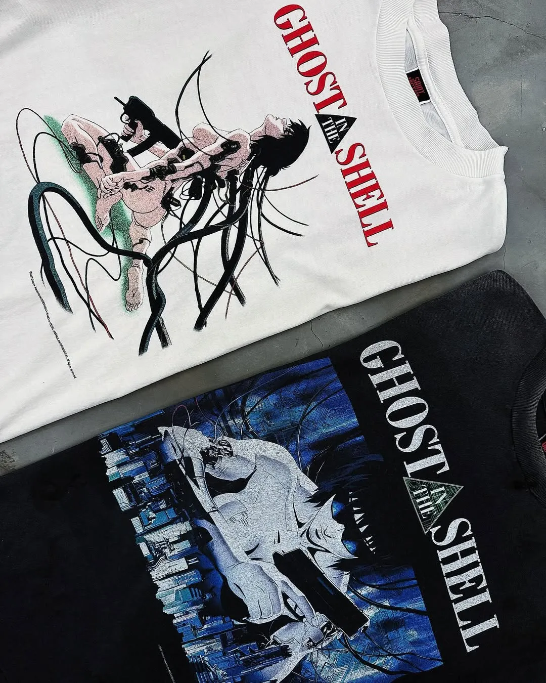 SAINT Mxxxxxx x GHOST IN THE SHELL ' GITS ' SS TEE/WHT Classic Big IP Ghost in the Shell co-branded Suzi Charge/Suzi Character TEE Off-white S-XL Cylindrical side seamless fabric 220g high gram weight OE yarn ⚠️Note: It is almost meaningless if it is not a cylindrical fabric Customized joint main mark/joint wash mark/little angel anti-counterfeiting label Original factory level printing factory Top purchasing agent level